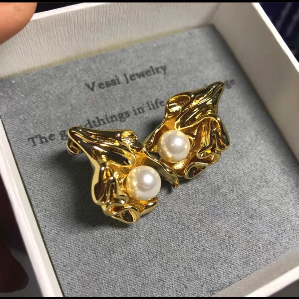 Vintage style gold and pearl earrings
